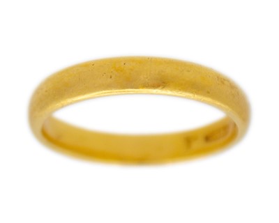 Lot 153 - A 22k gold band ring.