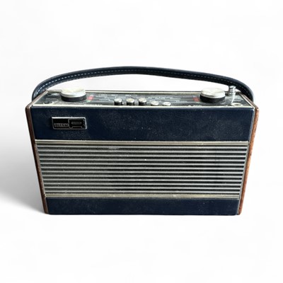 Lot 129 - A vintage Roberts R600 radio