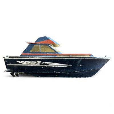 Lot 138 - A model radio-controlled speed boat, 90cm long.