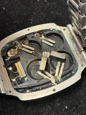 Lot 1052 - PULSAR - A rare Time Computer Calculator stainless steel gentleman's bracelet wristwatch.