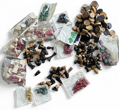 Lot 166 - A mixed lot of chess, draughts and gaming...