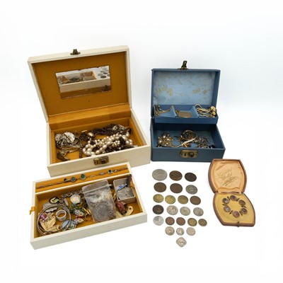 Lot 32 - Two boxes with silver and costume jewellery, ladies' wristwatches, and coins.