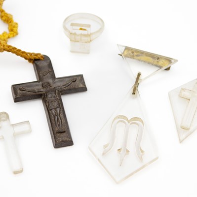 Lot 40 - A selection of Lucite jewellery items, and a jet cross pendant.