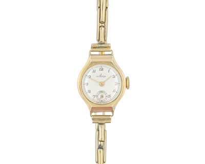 Lot 1008 - AVIA - A 9k cased lady's manual wind wristwatch on 9k expanding bracelet.