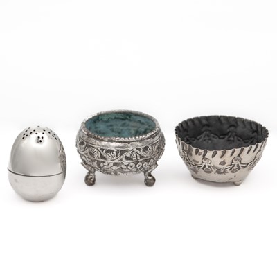 Lot 221 - A Victorian silver egg-shaped small pepperette by Hilliard & Thomason.