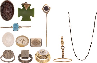 Lot 39 - A selection of white and yellow metal jewellery items.