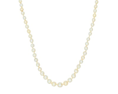 Lot 192 - A natural saltwater and cultured graduated pearl necklace, strung to a diamond clasp.