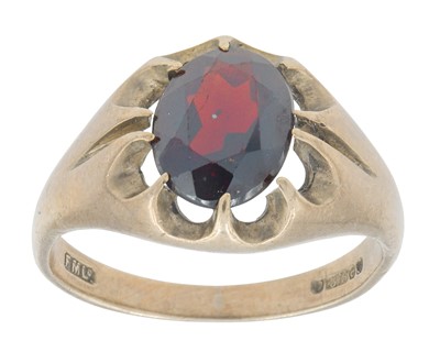 Lot 121 - A 9k gold pyrope-almandine garnet signet ring.