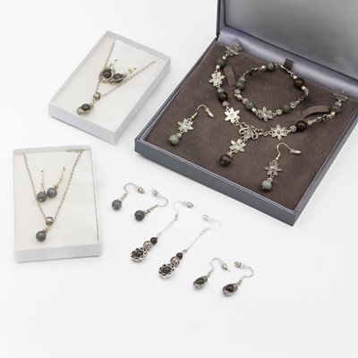 Lot 123 - A selection of contemporary serpentine bead set jewellery.