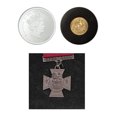 Lot 161 - A cased Bradford Exchange 'First World War Victoria Cross' half sovereign and .999 silver crown set.