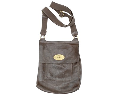 Lot 562 - A Mulberry 'Antony' messenger bag.