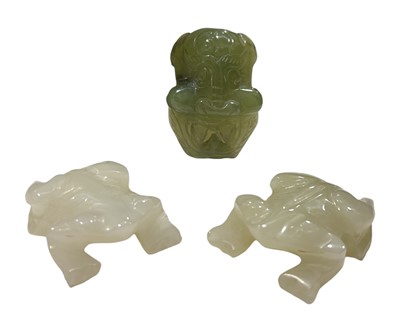 Lot 19 - A Chinese carved jade lion head, possibly a...