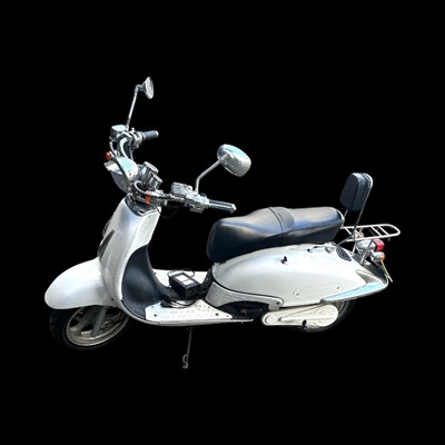 Lot 2 - A Zepii V60 retro electric scooter has only...