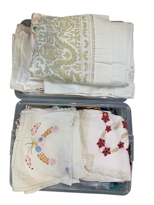 Lot 553 - A collection of linens.