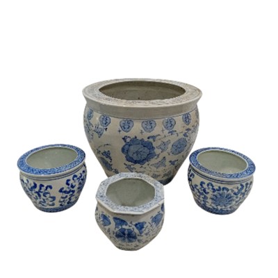 Lot 128 - A large Blue & White planter 25cm High x 31cm...