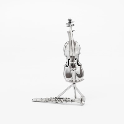Lot 219 - A modern silver novelty miniature violin on stand, together with a miniature silver clarinet.