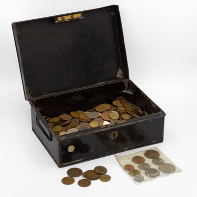 Lot 199 - GB - A tin containing a quantity of Victoria to QEII copper and cupro-nickel coinage.