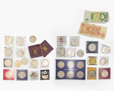 Lot 188 - GB - A collection of crown coins, including a 1935 'rocking horse' and an 1889 silver crown.