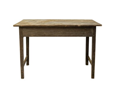 Lot 665 - An oak side table.