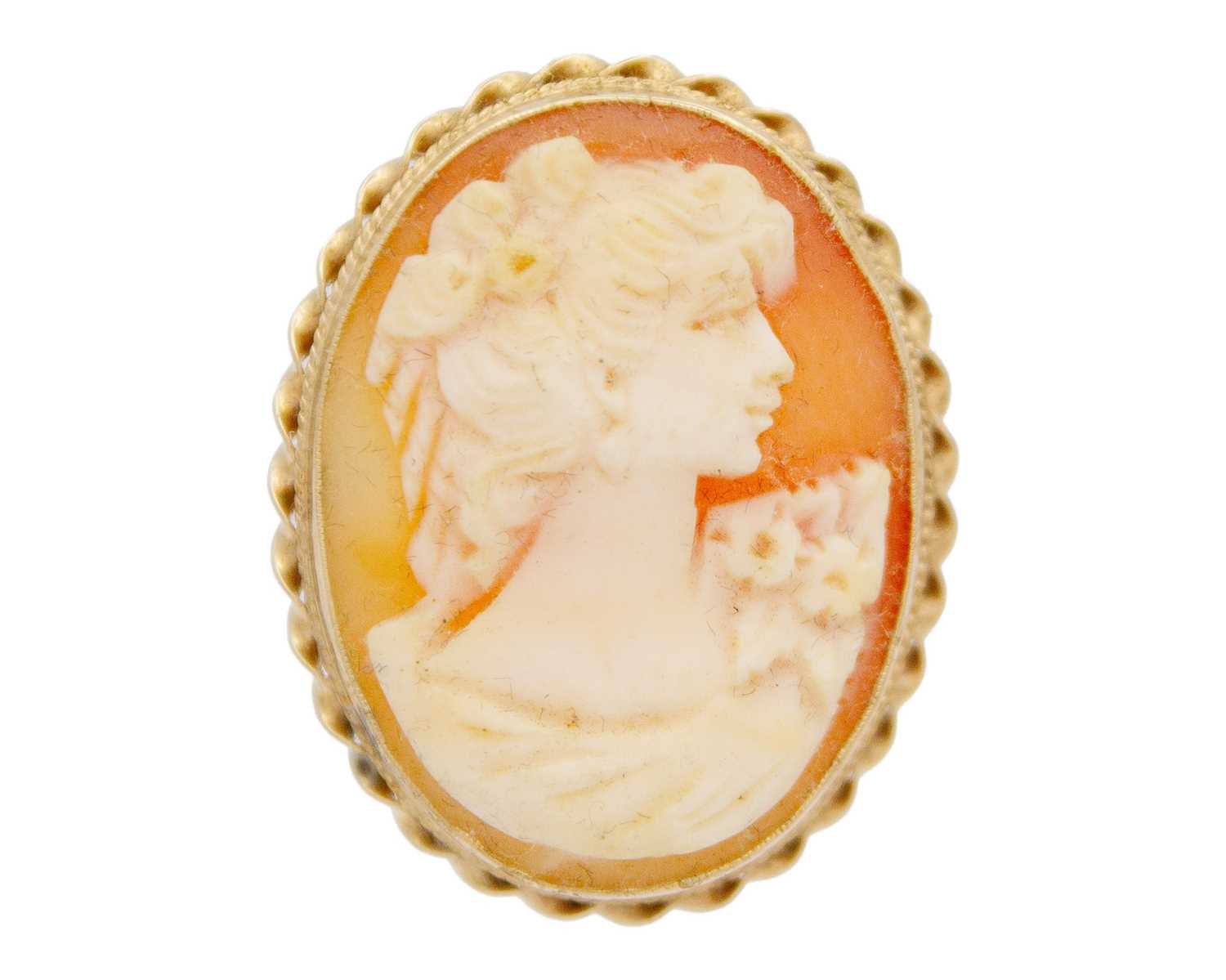 Lot 25 - A 9k mounted shell cameo brooch.