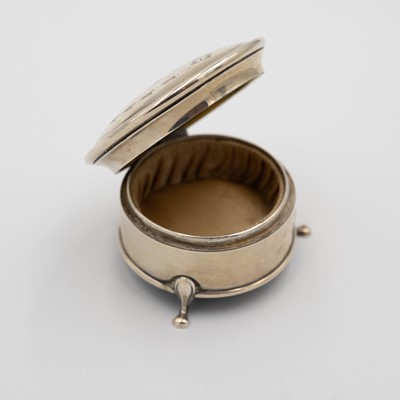 Lot 231 - A George V silver hinge lidded ring box by A & J Zimmerman Ltd.