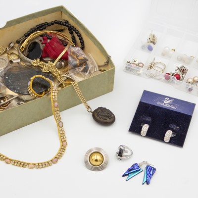 Lot 60 - A collection of costume jewellery.