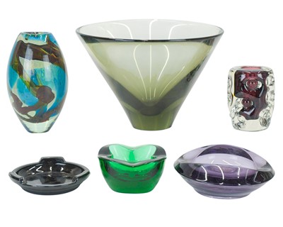 Lot 669 - A collection of mid century glass.