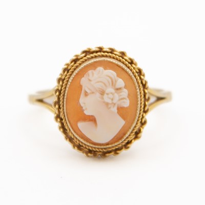 Lot 67 - A 9k hallmarked gold shell cameo set ring.