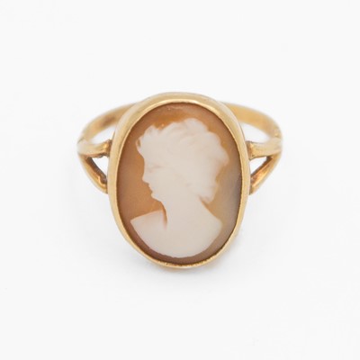 Lot 70 - A gold shell cameo set ring.