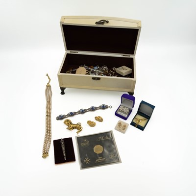 Lot 77 - A box of costume jewellery.