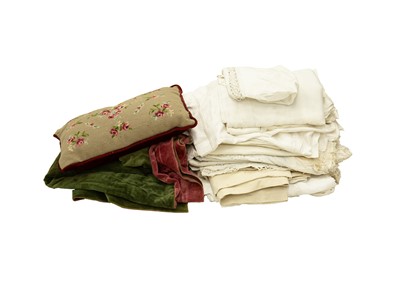 Lot 535 - An assortment of table linen.