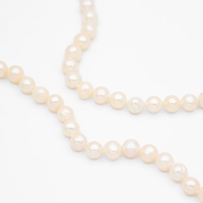 Lot 80 - A cultured pearl 18" necklace with gold-plated lobster claw clasp.