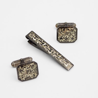 Lot 88 - A 'sterling 950' silver niello tie clip and pair of cuff links set.