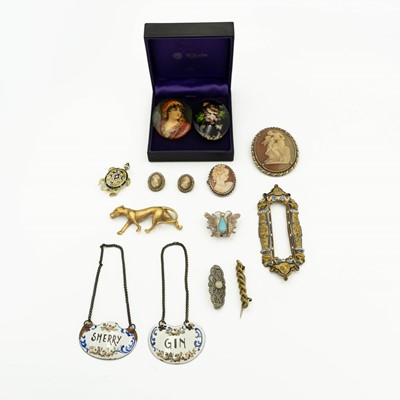 Lot 94 - A selection of costume jewellery.