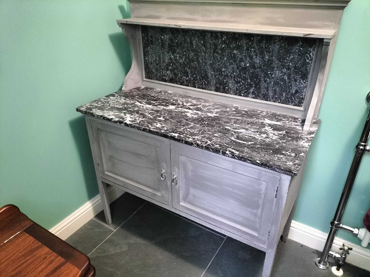 Lot 28 - An Edwardian washstand