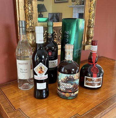 Lot Contents of the drink's tray