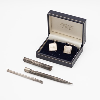 Lot 161 - A selection of gentlemen's silver accessories.