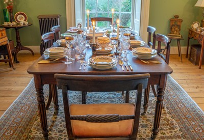 Lot 90 - A Regency-style dining table