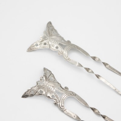 Lot 105 - A pair of Edwardian silver hair slides/pins by Pearce & Thompson.