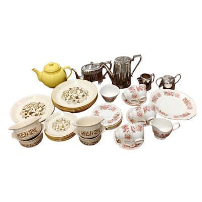 Lot 42 - A mixed lot of Ceramics and plateware,...