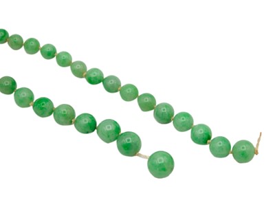 Lot 4 - A green jadeite graduated bead necklace with white gold clasp, in need of re-stringing.