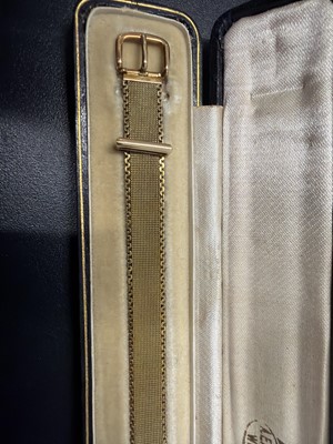 Lot 12 - A. E. KÖCHERT - A fine Austrian early 20th-century 14k yellow gold mesh bracelet with buckle clasp.