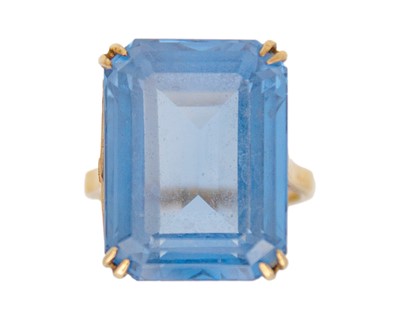 Lot 15 - A 9k blue synthetic spinel cocktail ring.