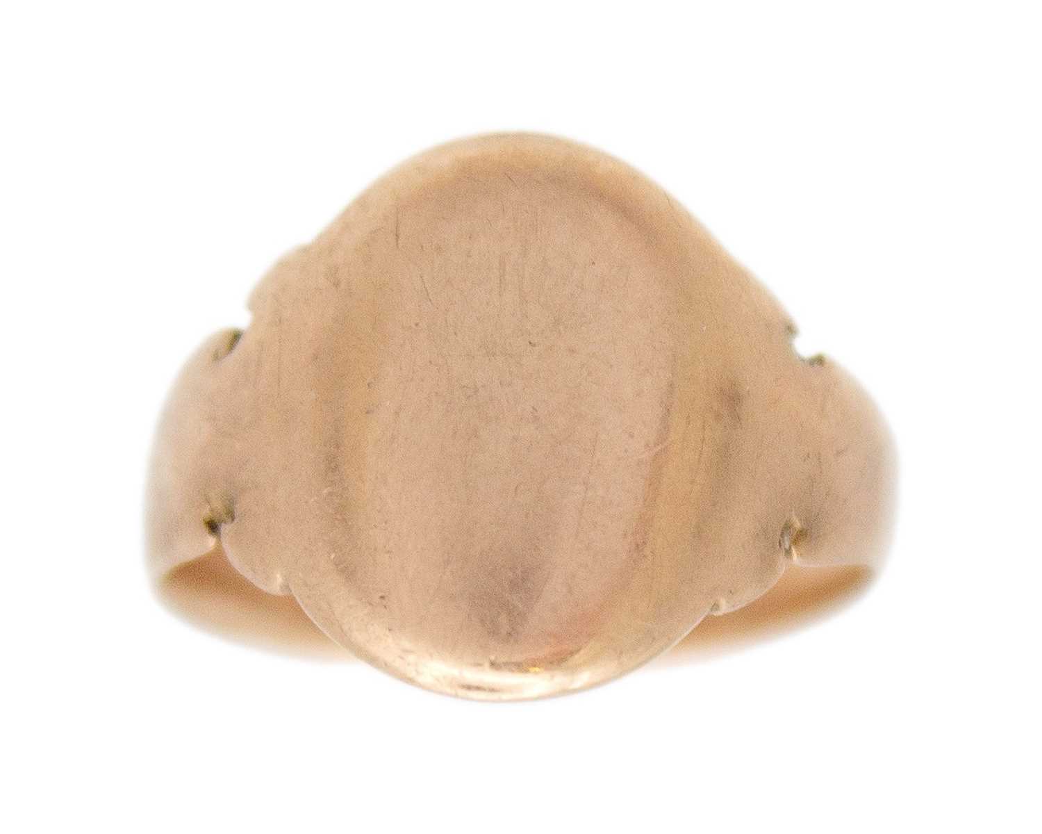 Lot 16 - An Edwardian 9k rose gold gentleman's signet ring.