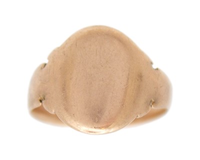 Lot 16 - An Edwardian 9k rose gold gentleman's signet ring.