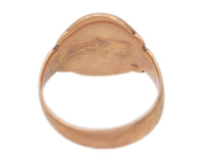 Lot 16 - An Edwardian 9k rose gold gentleman's signet ring.