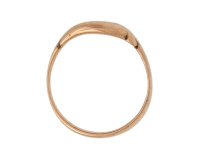 Lot 16 - An Edwardian 9k rose gold gentleman's signet ring.