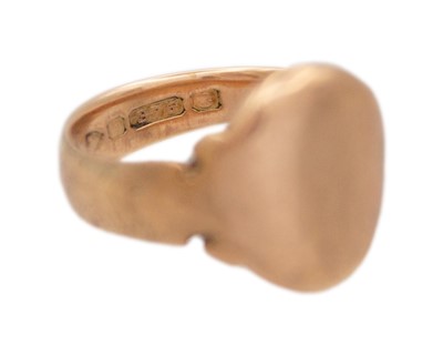 Lot 16 - An Edwardian 9k rose gold gentleman's signet ring.