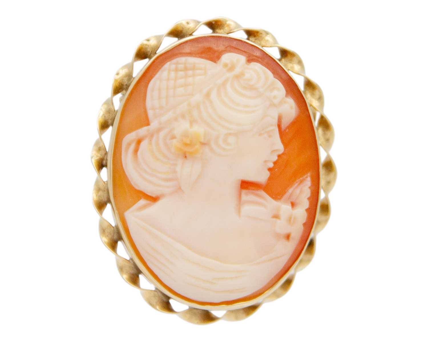 Lot 27 - A 9k mounted shell cameo brooch.
