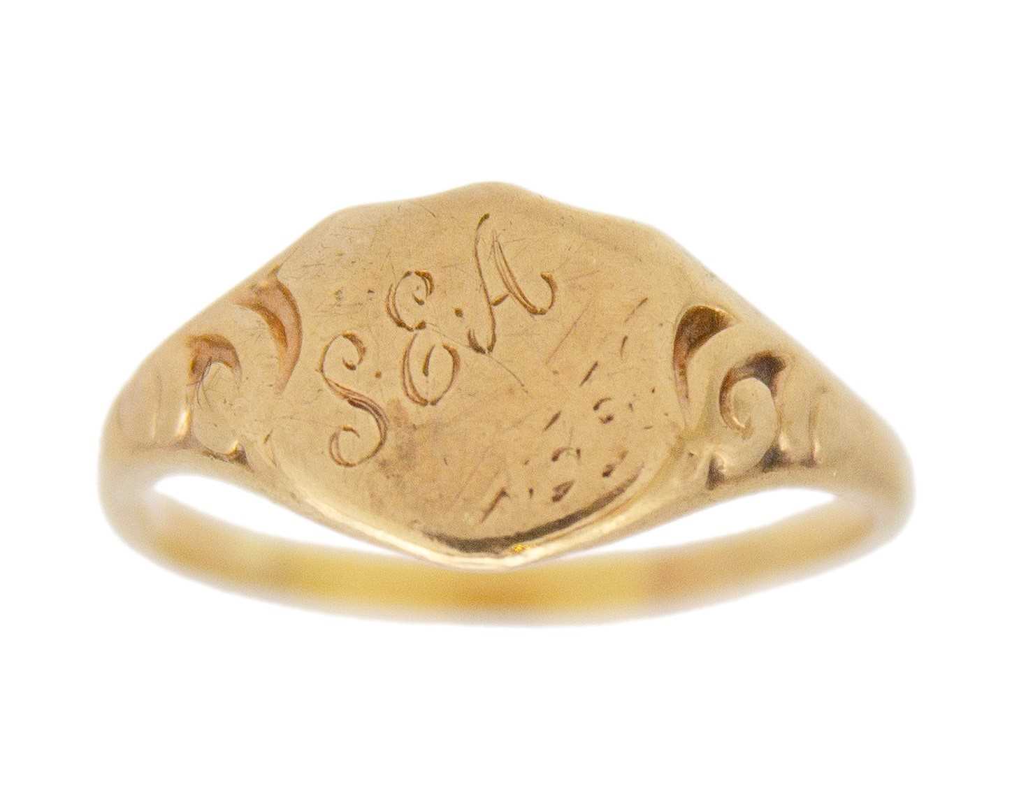 Lot 29 - A 9k (tested) lady's signet ring.